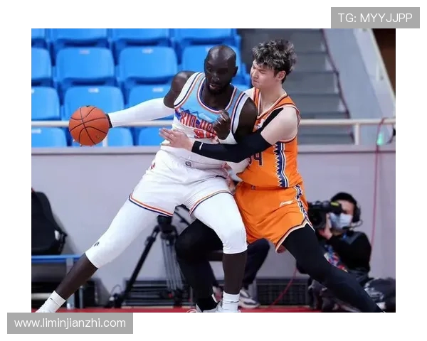 塔克法尔17分钟高效统治内线14分10篮板2盖帽闪耀赛场表现